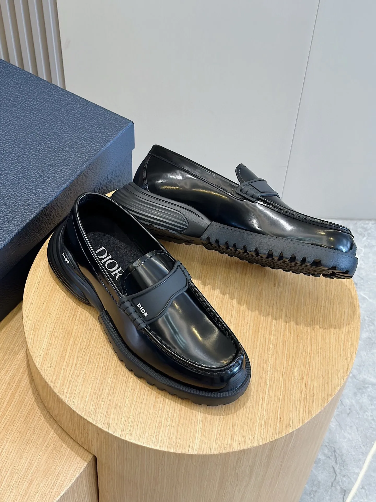 Factory price: 540💰◾️▫️Dior Combat Derby shoes are a new product in the 2024 spring men's wear series, presenting a mixed style that combines fashion design with sports elements. Crafted from black buffed calfskin leather with beige and black Oblique print panels on the sides and tongue. Designed with laces and technical zipper closure, the lightweight mixed-style sole highlights the charm of high-end customization. The Dior signature on the side enhances the style and will add a trendy touch to any look this season. Size: 39-44 (customized at 38.45)